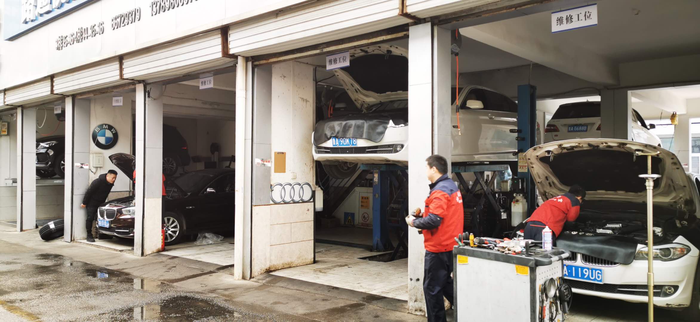 給汽車加油時(shí)不要讓機(jī)油溢出來！